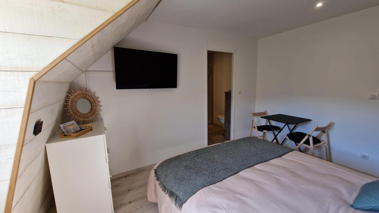 La Gentiane Bed and Breakfast Le Falgoux Exteriör bild